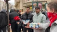 Eskişehir’de protesto öncesi vatandaştan öğrencilere süt ve su desteği