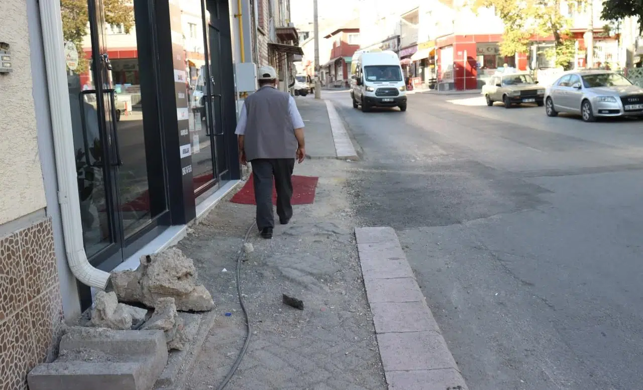 Eskişehir'deki Bozuk Kaldırımların Onarılması İsteniyor