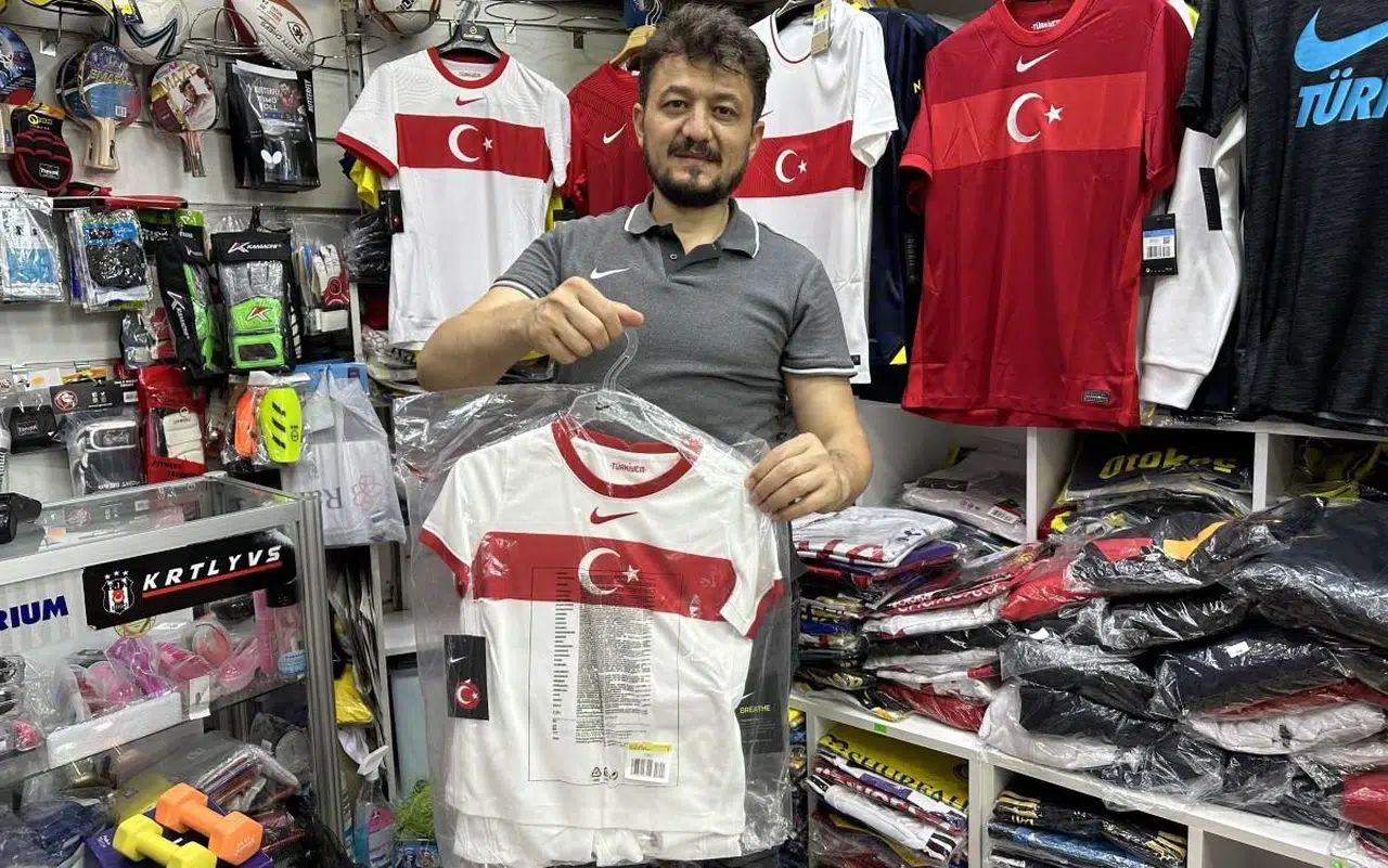 Eskişehir'de Maça Bileti Olan Forma Almaya Koşuyor