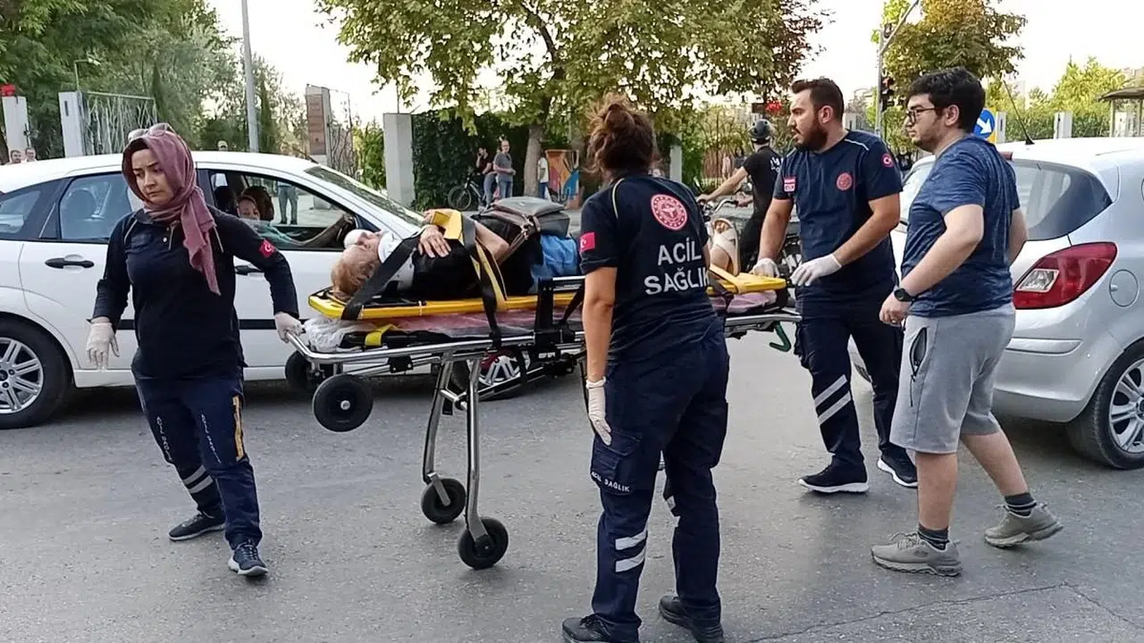 Eskişehir'de Bir Araç Karşıya Geçen Kadına Çarptı!