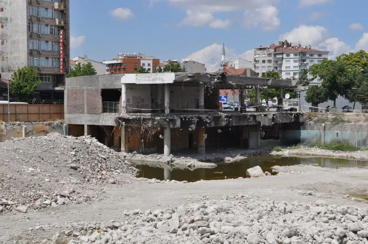 Eskişehir'de O Bina Yıllardır Yıkılmayı Bekliyor!