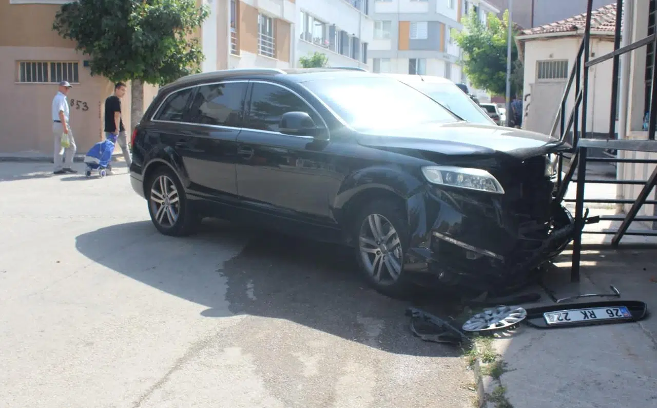 Eskişehir’de İki Aracın Çarpışması ile Büyük Hasar Oluştu