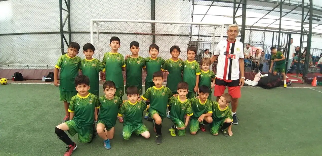 Eskişehir'de 35 Yıllık Tecrübesini Futbolcularla Paylaşıyor