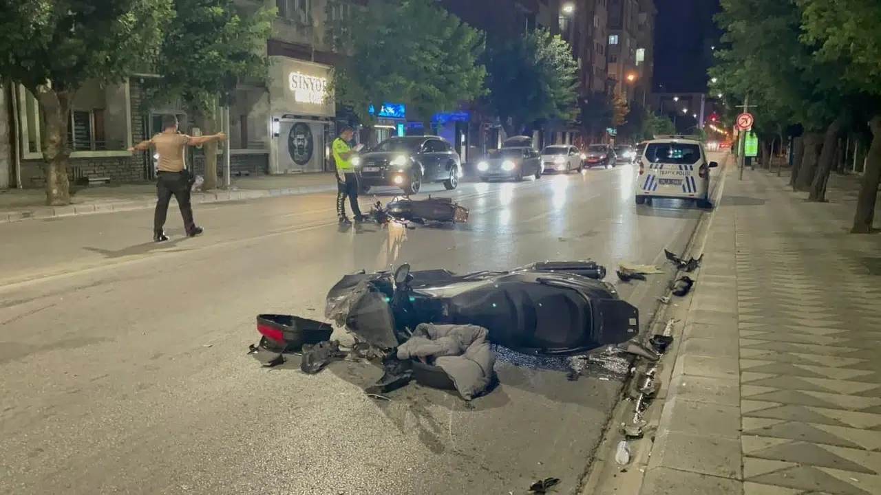 Eskişehir'de İki Motosiklet Çarpışınca 4 Kişi Yaralandı