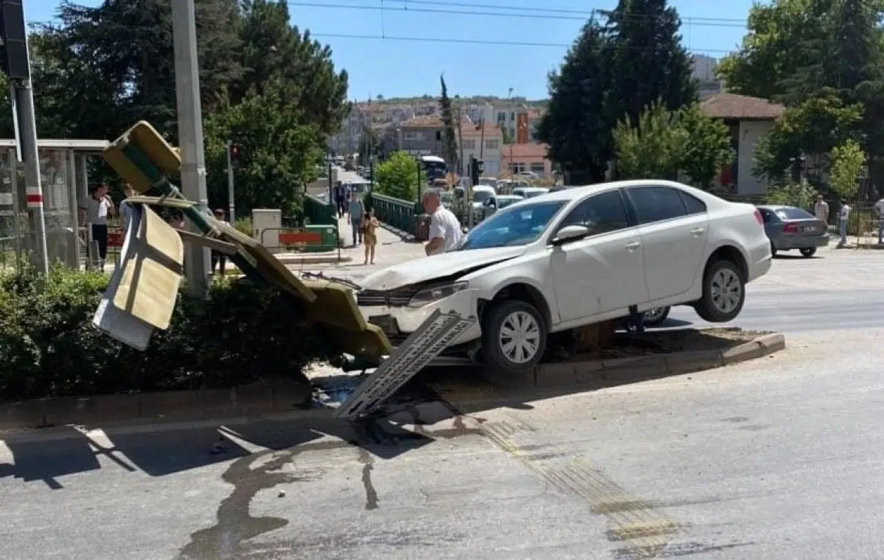 Eskişehir'de Bir Araç Çocuğa Çarpmamak için Refüje Çıktı