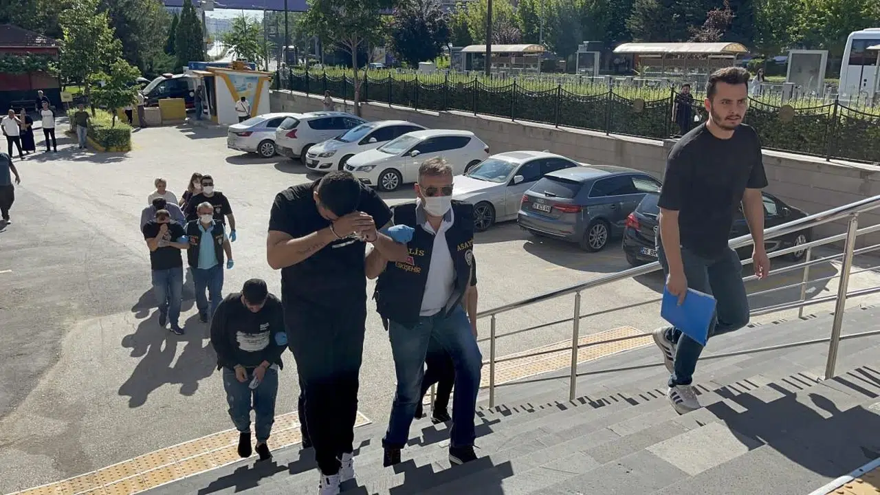 Eskişehir'de 700 Bin TL'lik Dolandıran 4 Kişi Tutuklandı