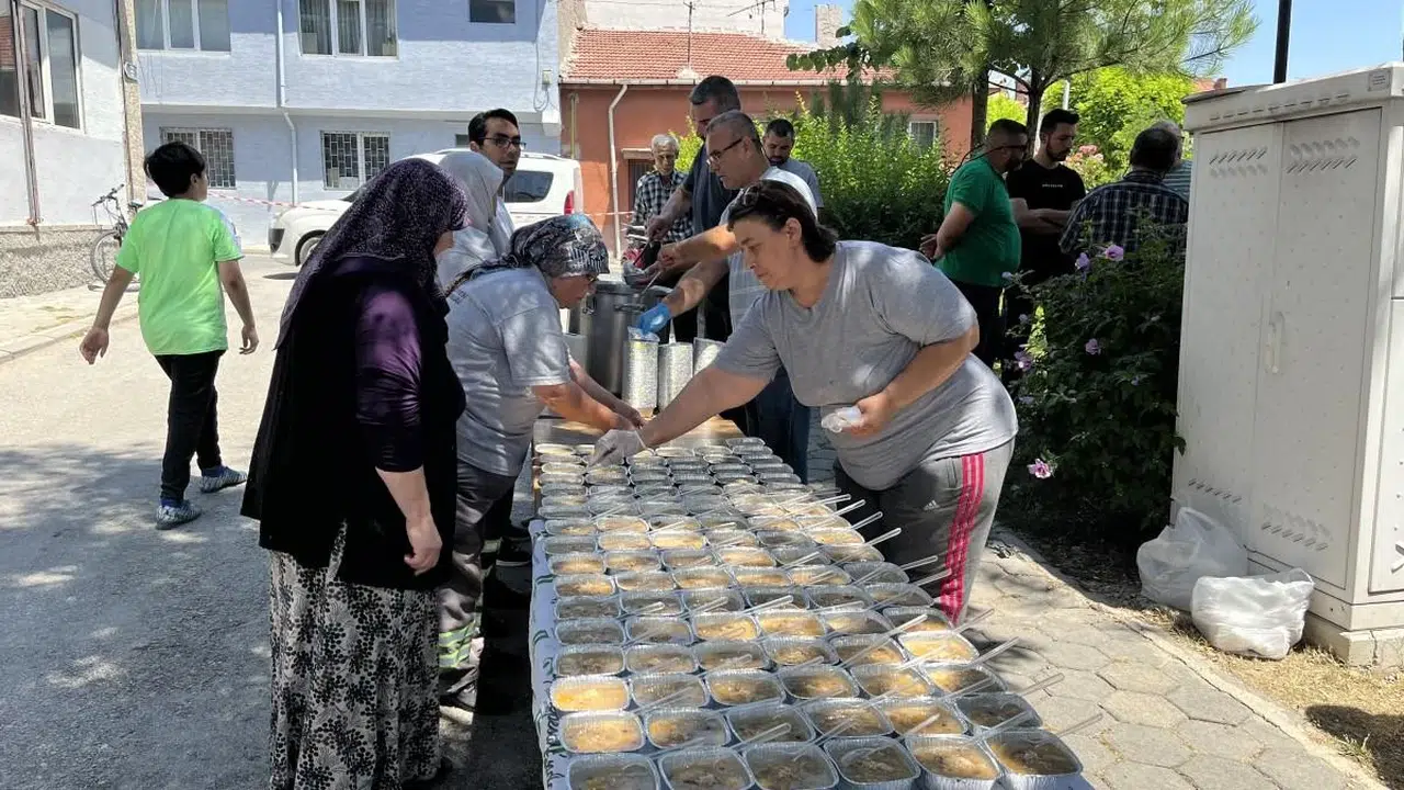 Eskişehir'de Yeşiltepe Mahallesinde Aşure Dağıtımı Etkinliği