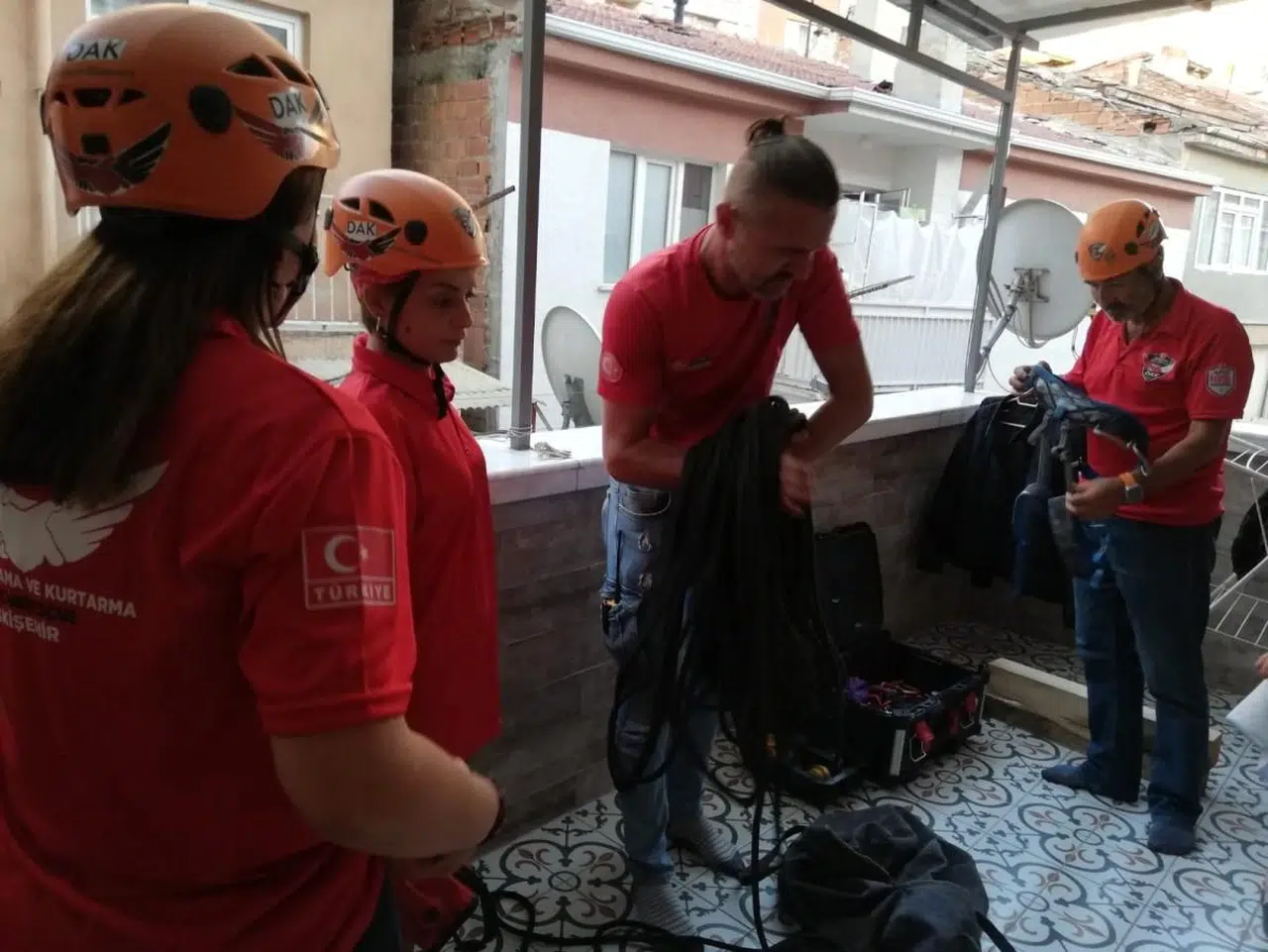 Eskişehir'de Bina Boşluğuna Düşen Kedi Kurtarıldı