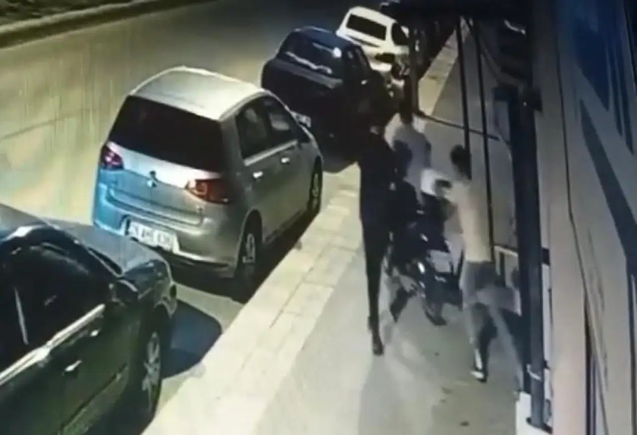 Eskişehir'de Motosikleti İterek Çalan Hırsızlar