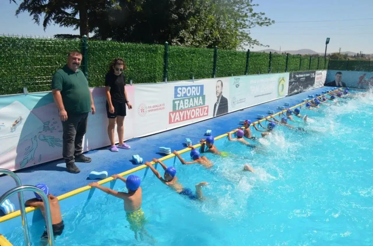 Eskişehir Beylikova Halkı Ücretsiz Kursta Yüzme Öğreniyor