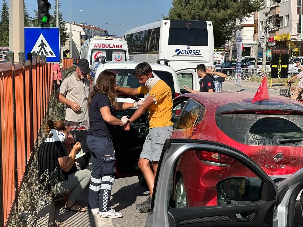 Eskişehir’de 4 Aracın Karıştığı Zincirleme Kaza Oldu