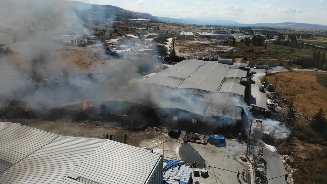 Eskişehir'de Depoda Başlayan Yangın Kontrol Altına Alındı