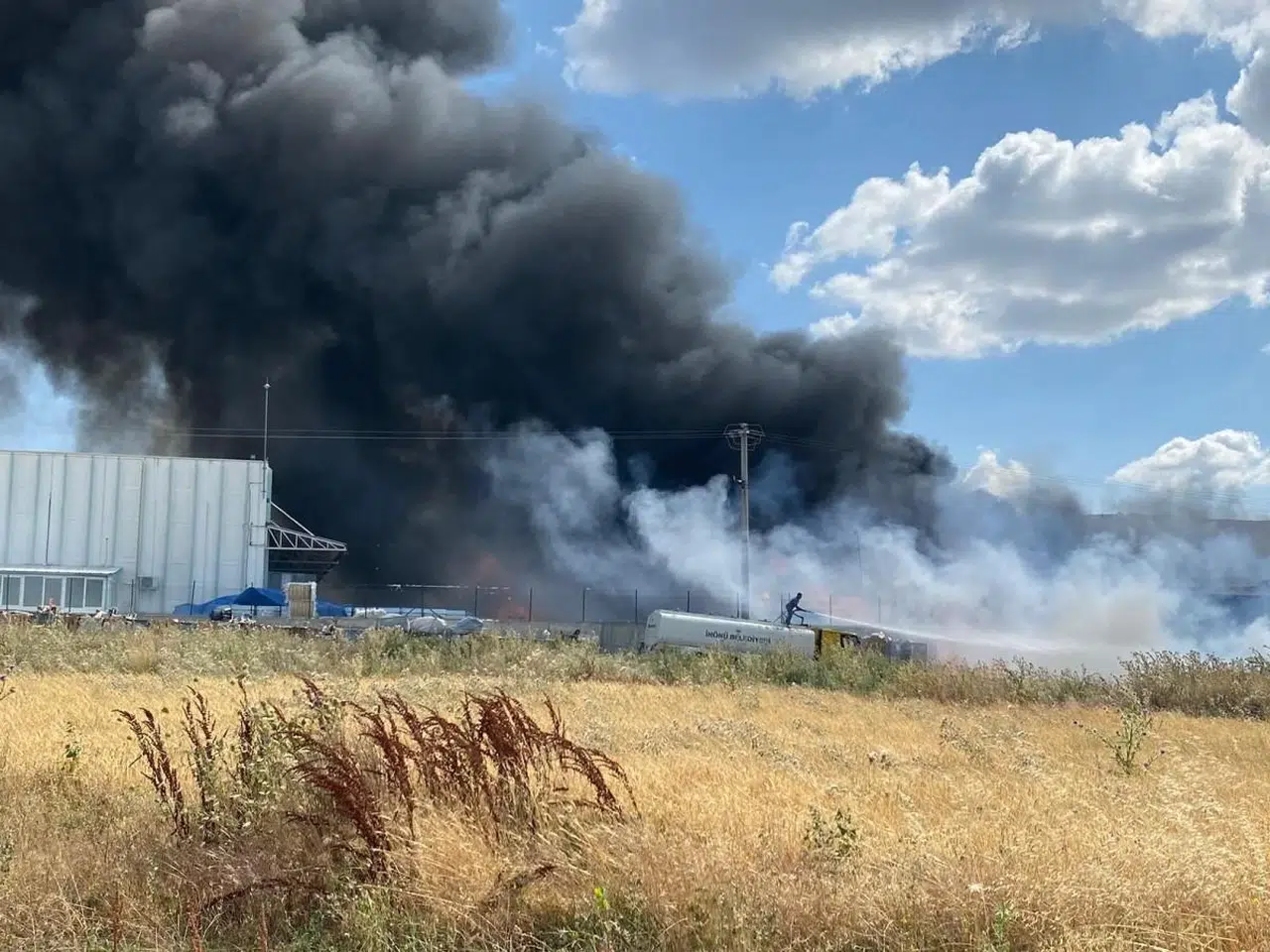 Eskişehir'de Geri Dönüşüm Firmasında Yangın Çıktı