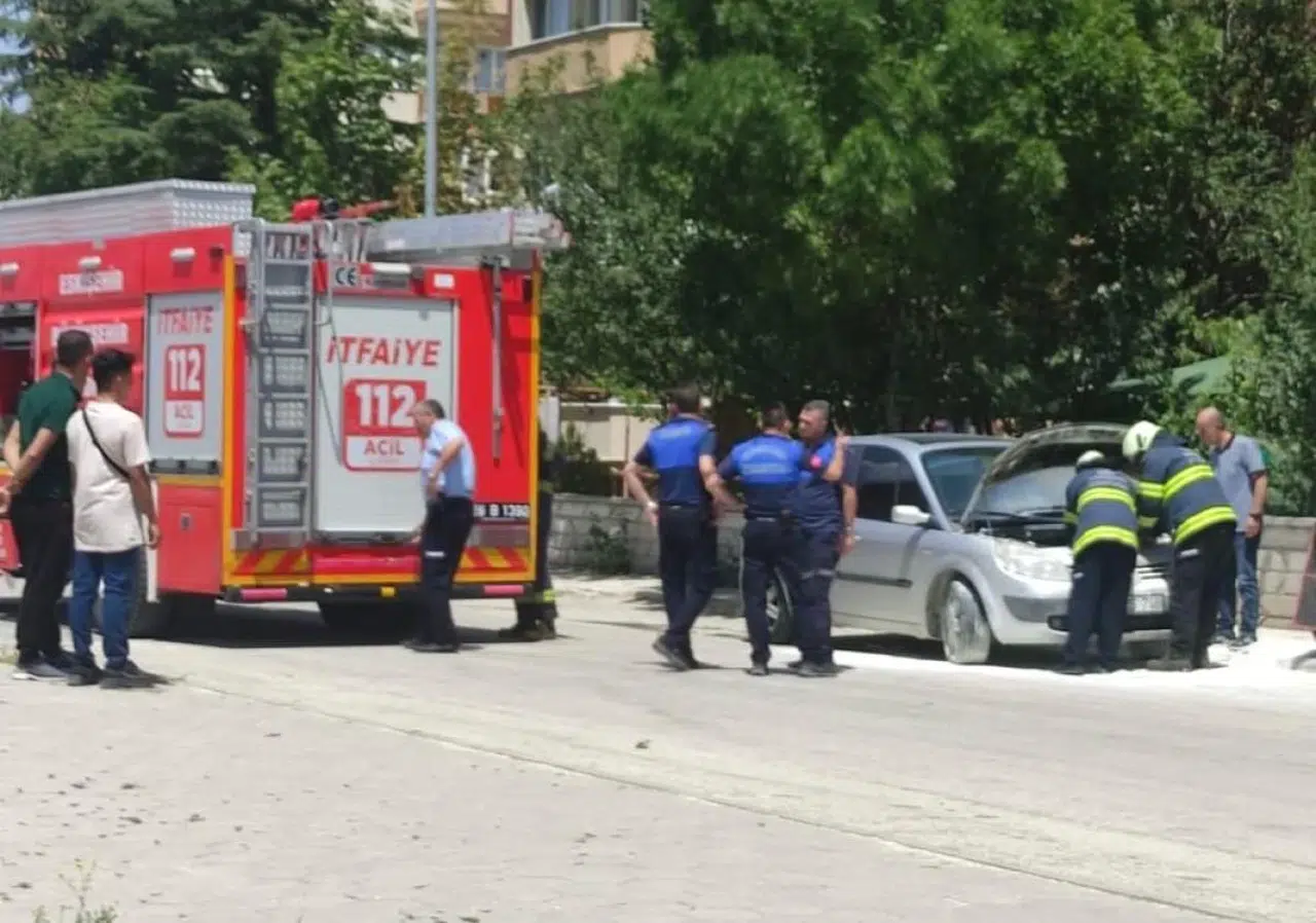 Eskişehir'de Motorundan Alev Alan Otomobil Hasar Aldı
