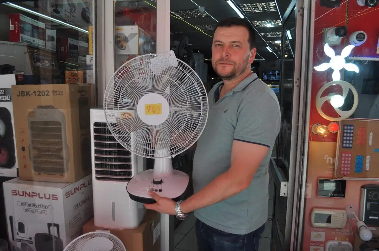 Eskişehir'de Sıcak Hava Vatandaşları Vantilatöre Yöneltti