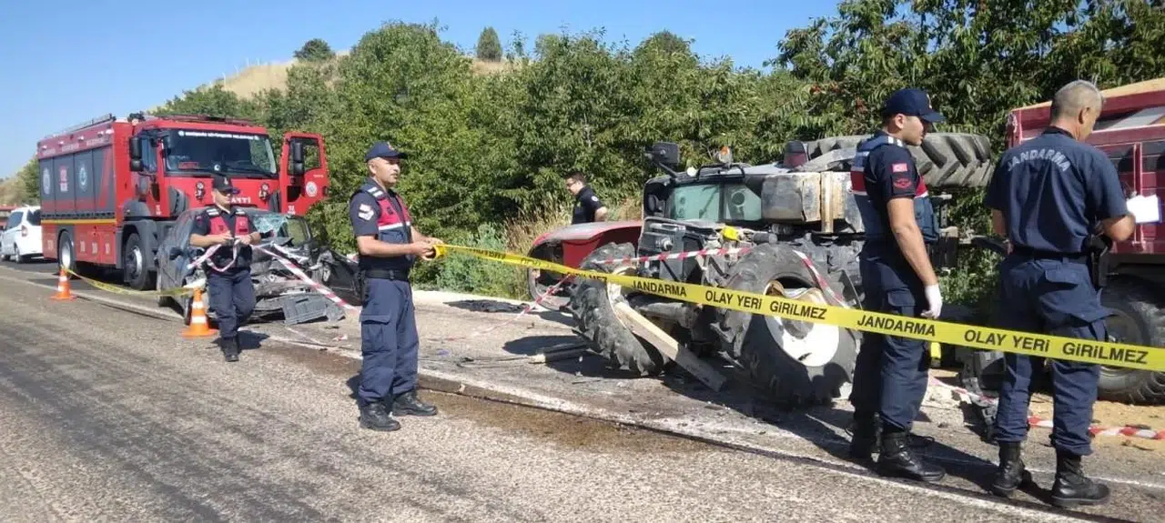 Eskişehir'de Traktör ve Otomobil Çarpıştı!