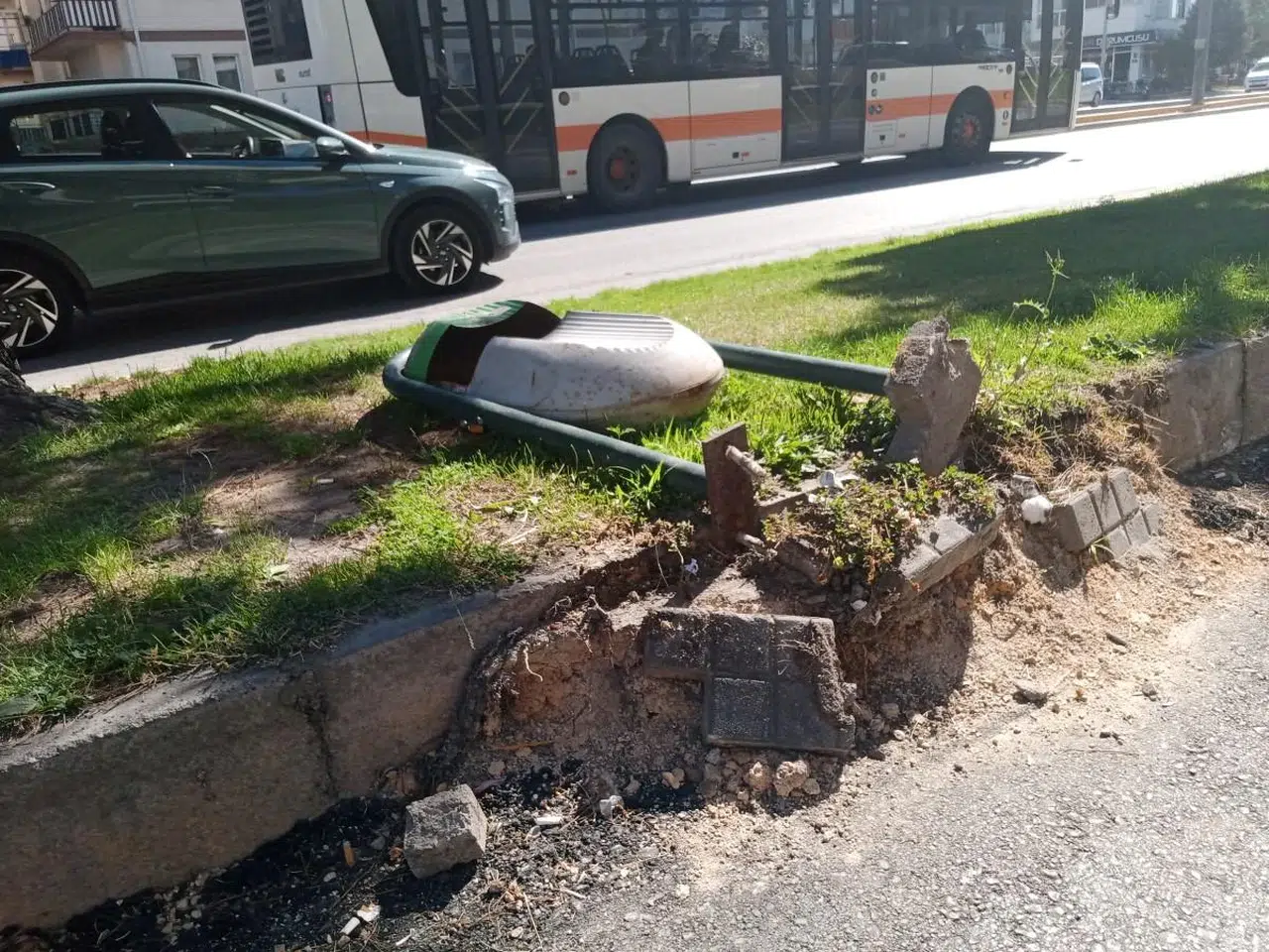 Eskişehir'de Vandallar Bu Sefer De Çöp Kutusunu Hedef Aldı
