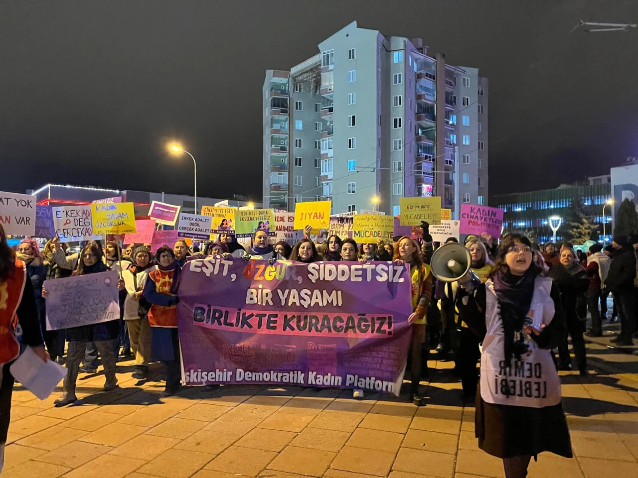 Eskişehir Demokratik Kadın Platformu, Kadına Yönelik Şiddete Karşı Dayanışma Çağrısı Yaptı