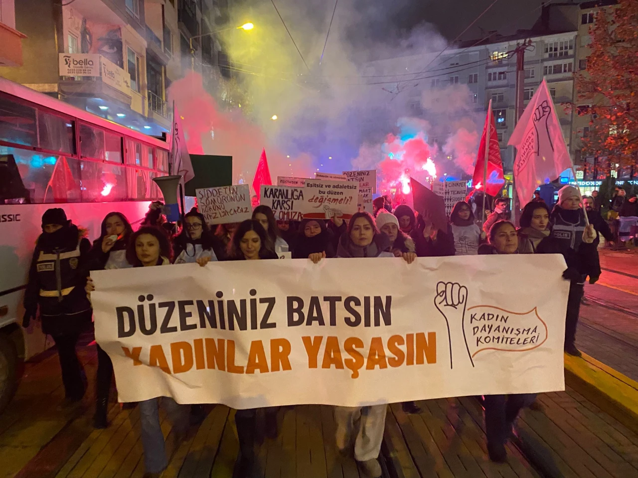 Kadın Dayanışmaları Komitesi: "Gericiliğe, Sömürüye ve Şiddete Karşı Birlikte Mücadele Edeceğiz!"