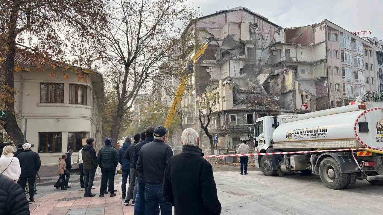 Eskişehir'de Emekliler Yıkımı Dakikalarca İzliyor!