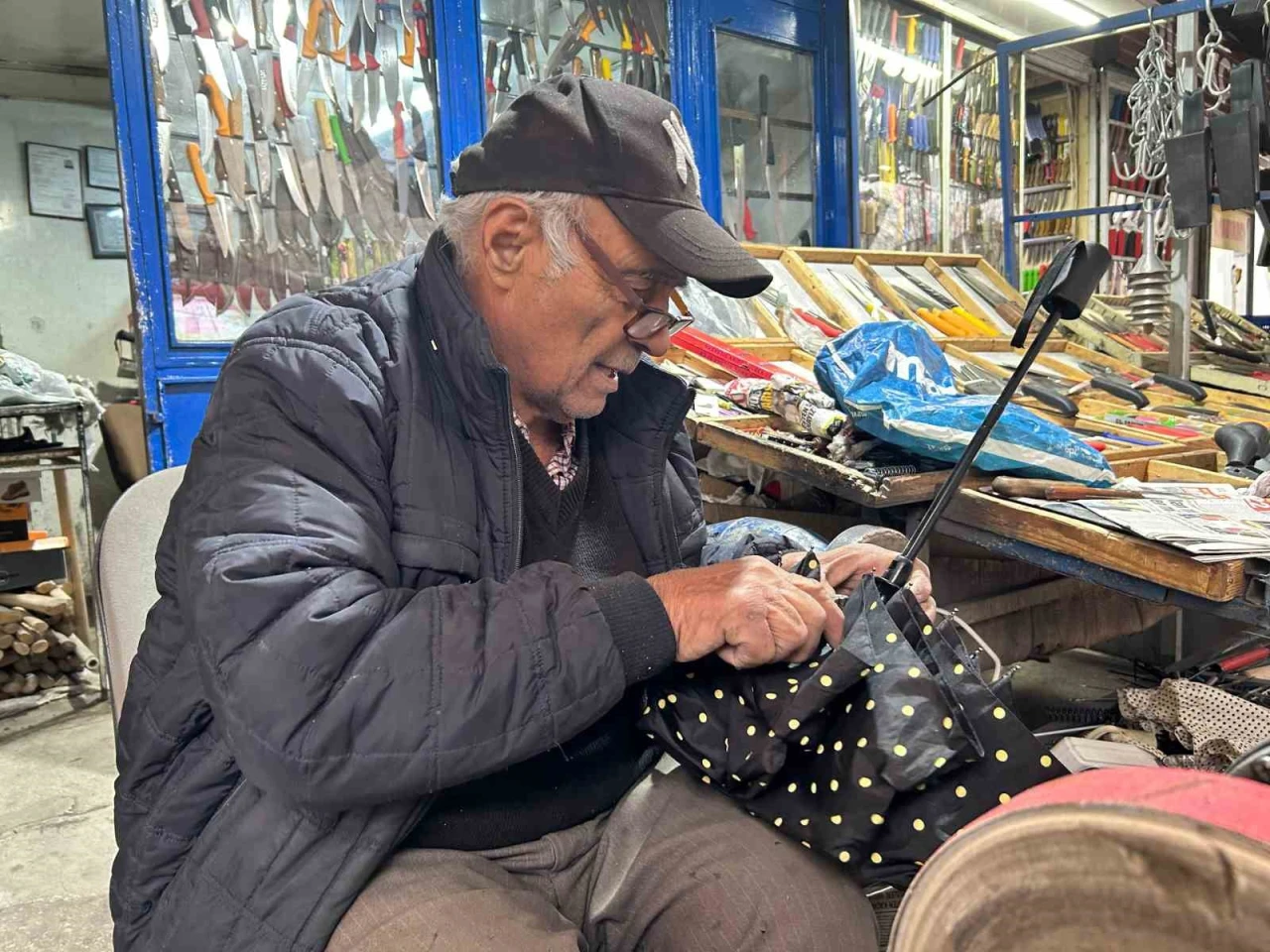 Eskişehir'de Yağış ve Fırtınalar Şemsiyeleri Tamircilere Taşıdı!