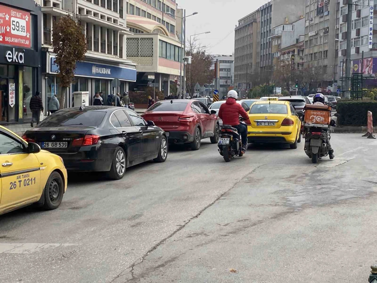 Eskişehir'de Yıkım Trafiği Kilitledi