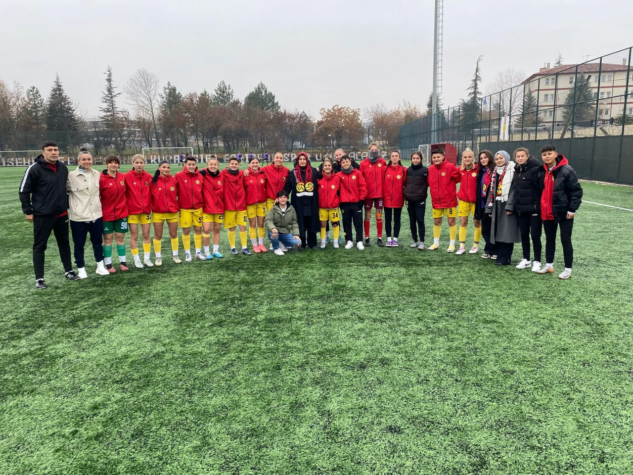 Feriha Ertorun'dan Eskişehirspor Kadın Futbol Takımına Ziyaret