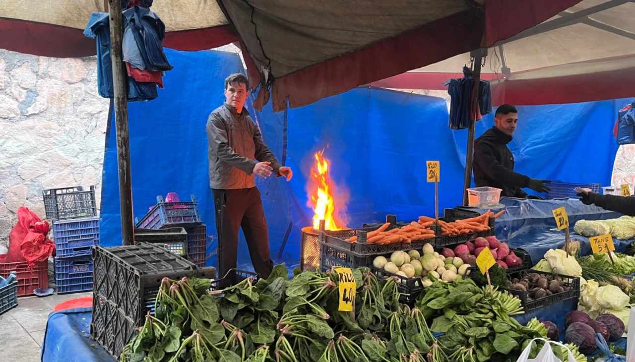 Soğuk ve Yağmurlu Hava Pazarcıları Zorluyor