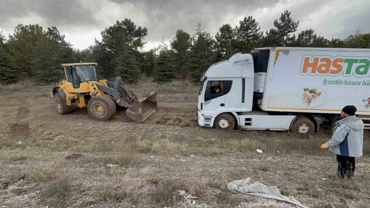 Eskişehir'de Tır Sürücüsüyle Beraber Çamura Saplandı Vatandaşların Yardımıyla Kurtarıldı