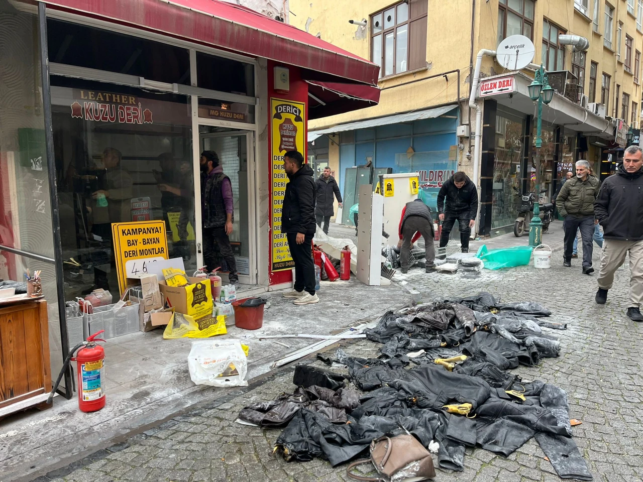 Arifiye Mahallesi'nde Yangın Paniği: Esnaflar Müdahale Ederek Yangını Söndürdü