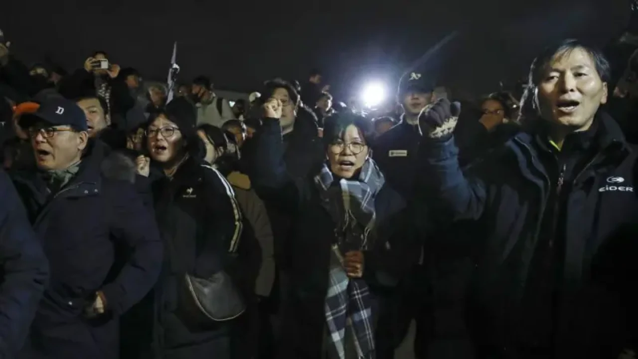 Güney Kore'de Sıkıyönetim İlan Edildi: Meclis Önünde Protestolar Büyüyor