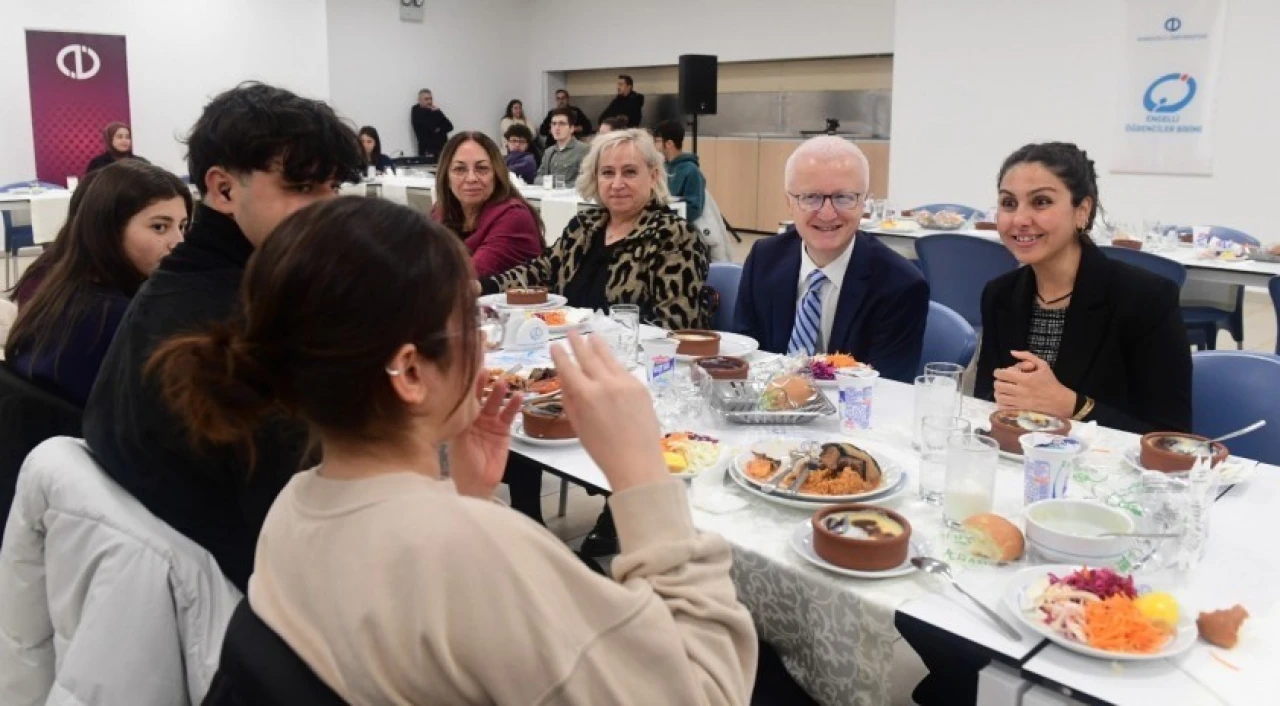 Anadolu Üniversitesi Ailesi Engelliler Günü’nde Öğrencilerle Yemekte Buluştu