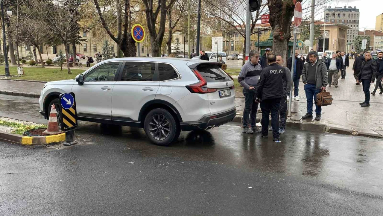 Eskişehir'de Yoldan Geçerken Aracın Aynasına Çarpan Şahıs Yaralandı, Hastaneye Kaldırıldı