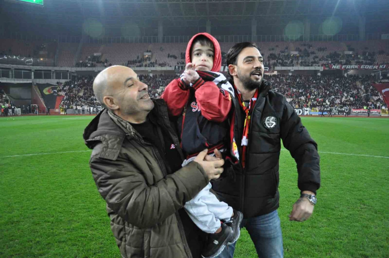 Eskişehirspor’un Maçında 14 Yaşındaki Kelebek Hastası Nurettin Efe Keskin Taraftara Üçlü Çektirdi