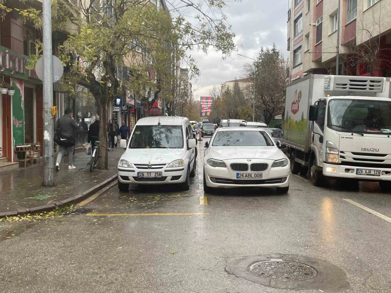 Park edilen araçlar ikinci sıraya yerleştirildiğinde trafik akışı aksıyor