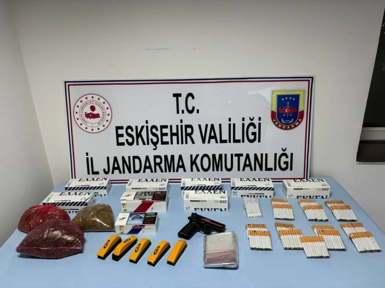 Eskişehir'de Kaçak Tütün Satmaya Çalışan Şüpheli Jandarma Tarafından Yakalandı