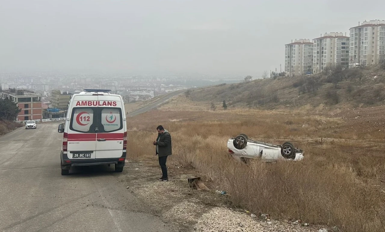 Eskişehir'de Yağışın Etkisiyle Kayganlaşan Yolda Otomobil Şarampole Yuvarlandı