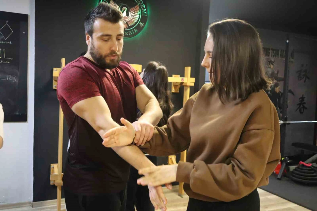 Kız Öğrenciler Tehlikelere Karşı Savunma Sanatı Öğreniyor