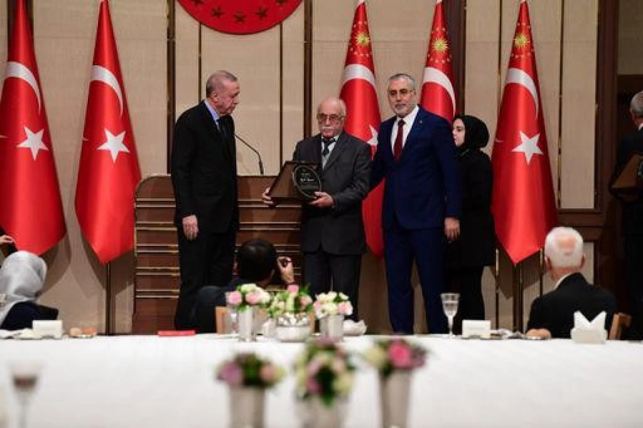 Mehmet ’Usta’ Cumhurbaşkanı Erdoğan’dan Plaket Aldı