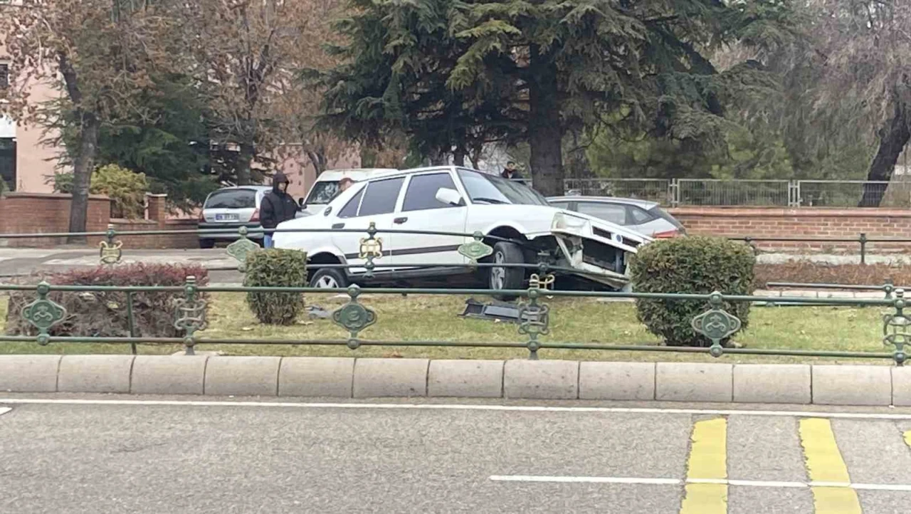 Eskişehir'de Fiat Tofaş Marka Araç Kaldırıma Çıkarak Maddi Hasara Yol Açtı