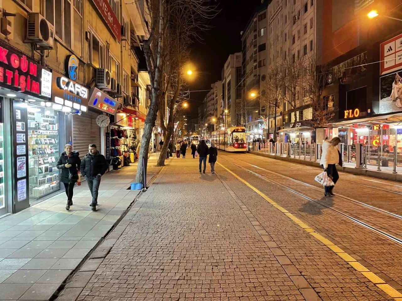 Eskişehir Meydanı Beklenen Kalabalığa Ulaşamadı, Seyyar Satıcılar Azaldı