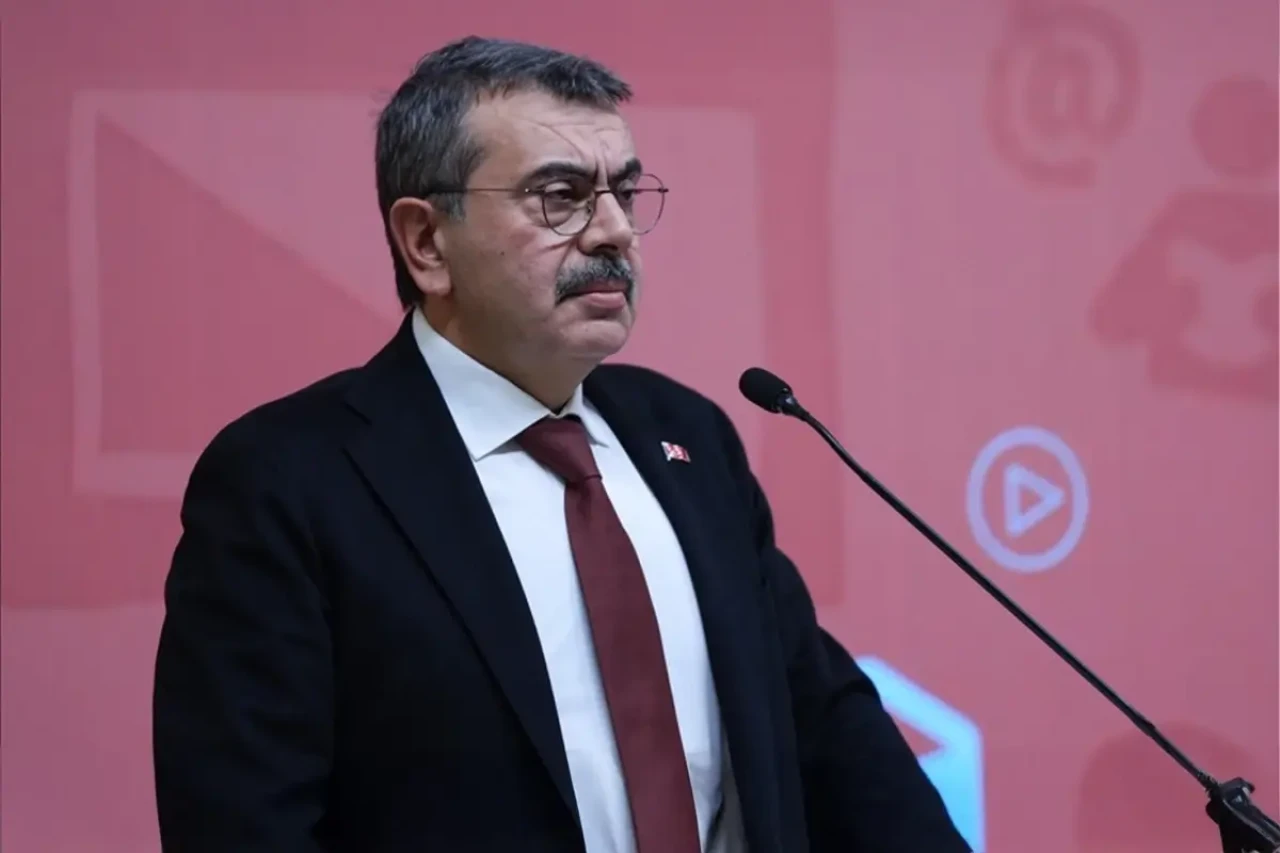 Bakan Tekin'den Özel Okullara Sert Uyarı: Ya Kendiniz Çözün Ya da Kapatırız