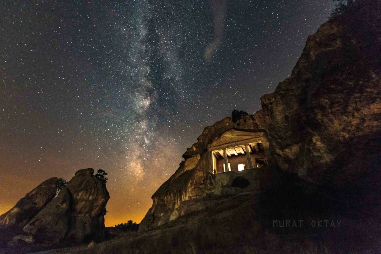 Astrofotoğrafçı Eskişehir'de Gerdekkaya ve Yazılıkaya Anıtlarını Samanyolu İle Birleştirdi