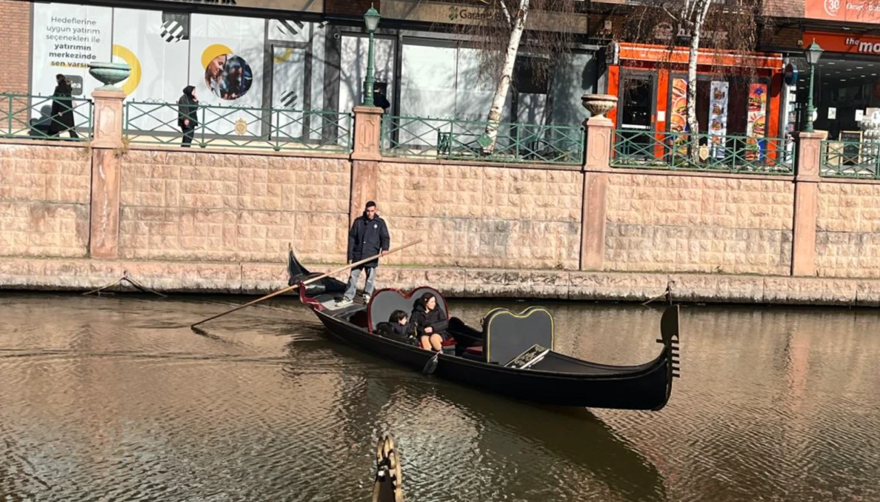 Eskişehir’de Güneşli Havada Gondol Keyfi