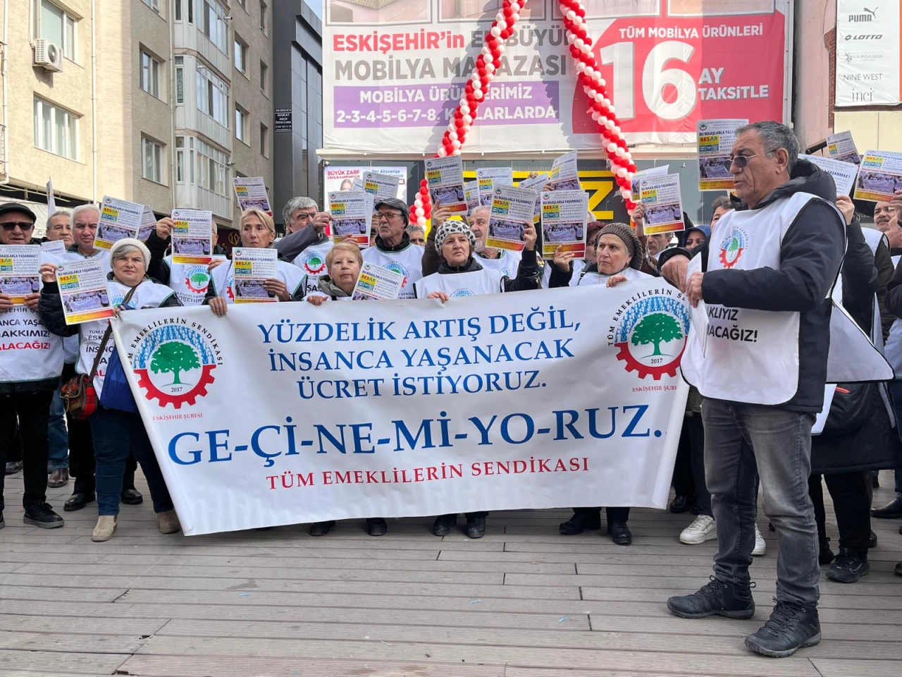 Emeklilerden Geçim Sıkıntısına Tepki: “Dilenci Değil, Emekliyiz!”