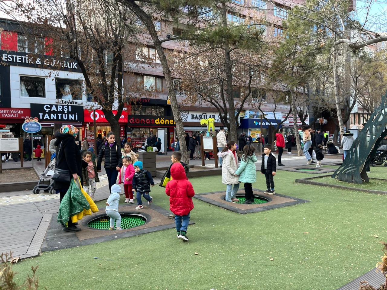 Eskişehir'de Çocuklar Güneşli Havanın Keyfini Çıkardı