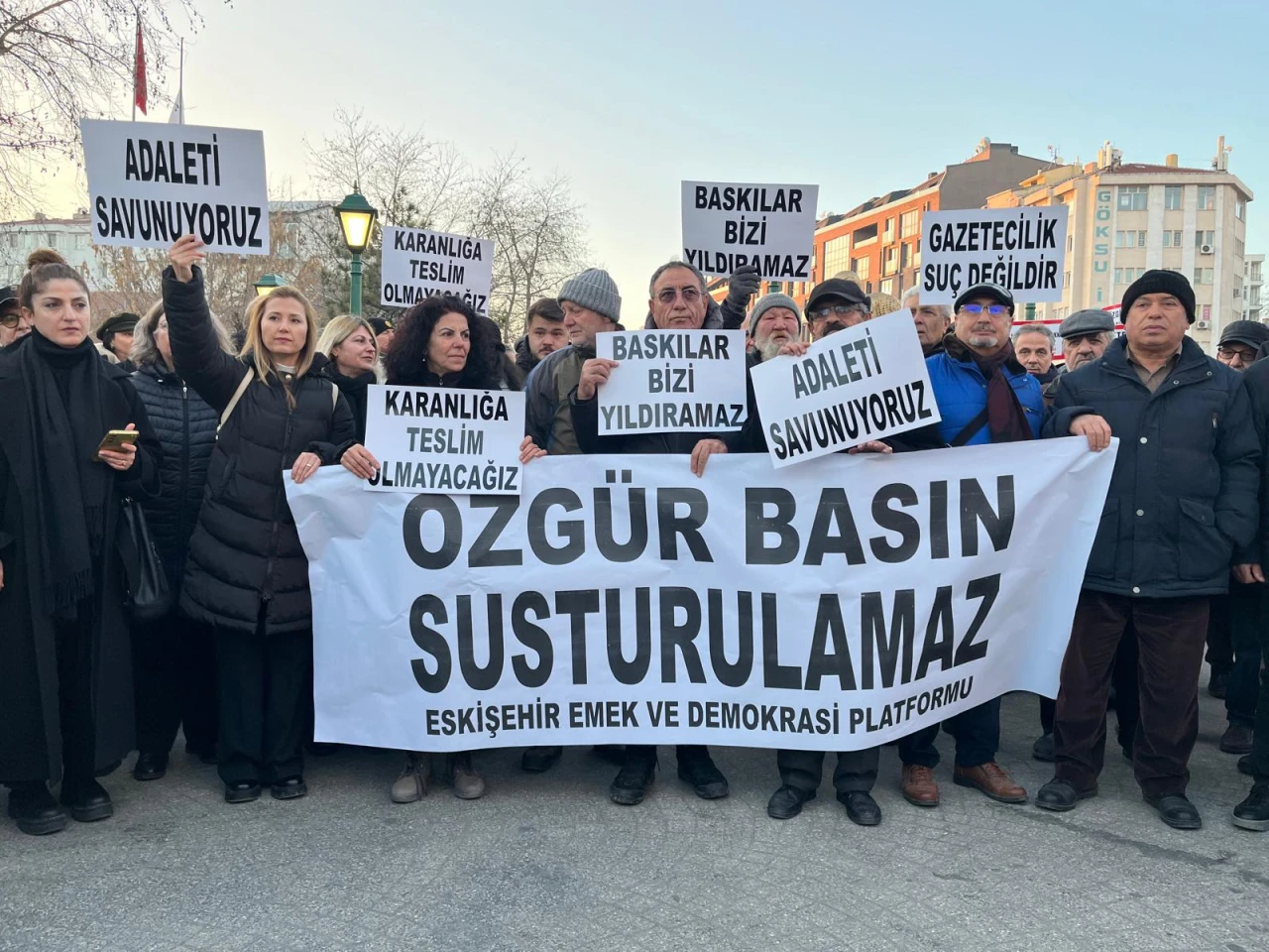 Gazeteci Rengin Arslan: “Gazetecileri Susturamazsınız!”