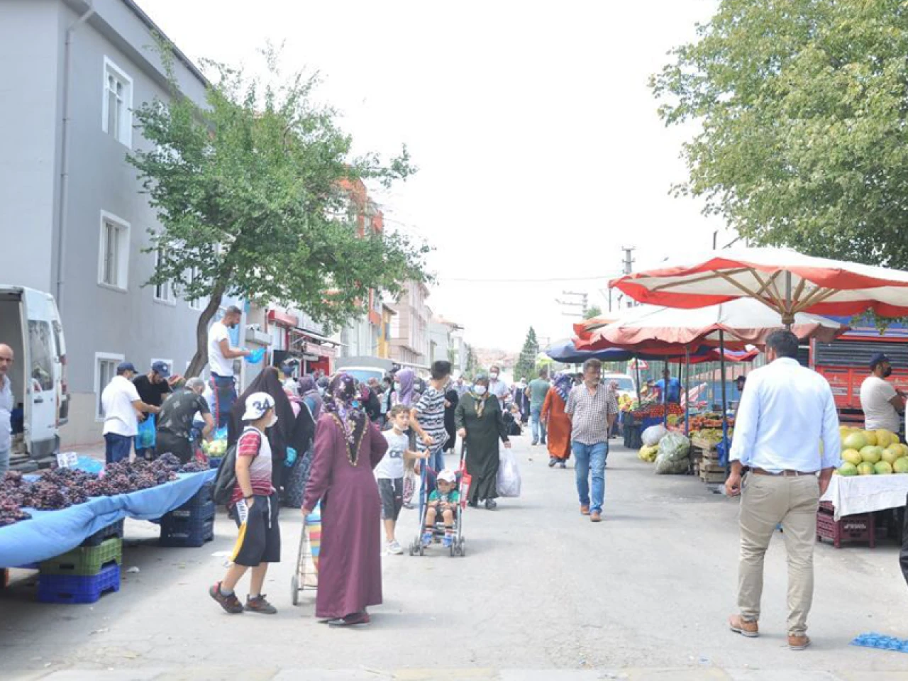 Yenikent'te Modern Pazar Yeri Tartışması: Eski Pazar Yeri Yıkıldı, Yeni Açılan Market Eleştiriliyor