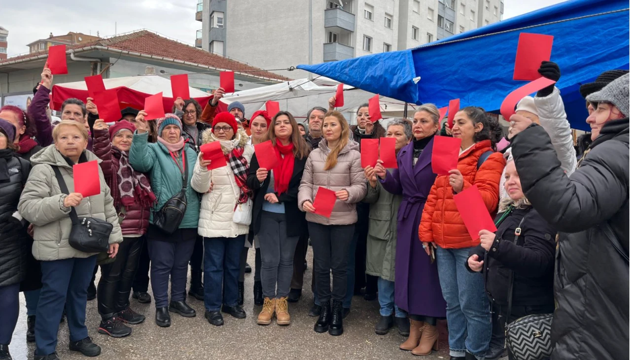 CHP'li Kadınlardan “İktidara Kırmızı Kart!”