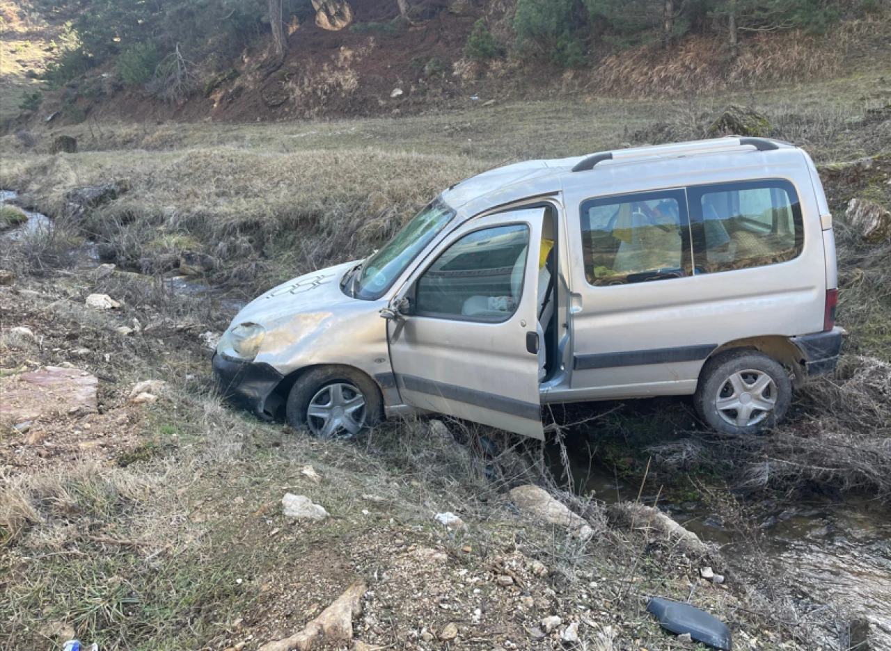 Eskişehir-Afyon Yolunda Araç Dereye Uçtu: Sürücü Hafif Yaralı Kurtarıldı